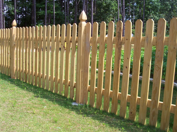 недорогой деревянный забор для дачи