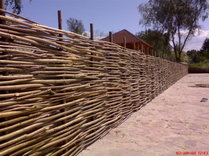 плетеный деревянный забор