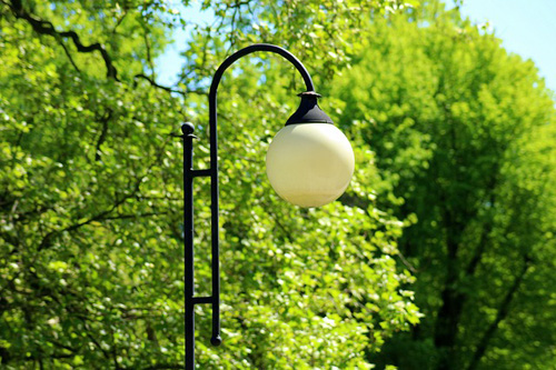 Садовые фонари: используем солнце по максимуму