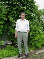 М. Куденков в своем саду